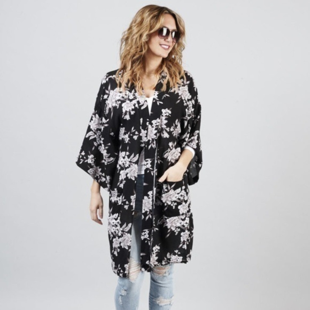 ⚪️Spiritual Gangster Maya Kimono
listing-status-banner OS